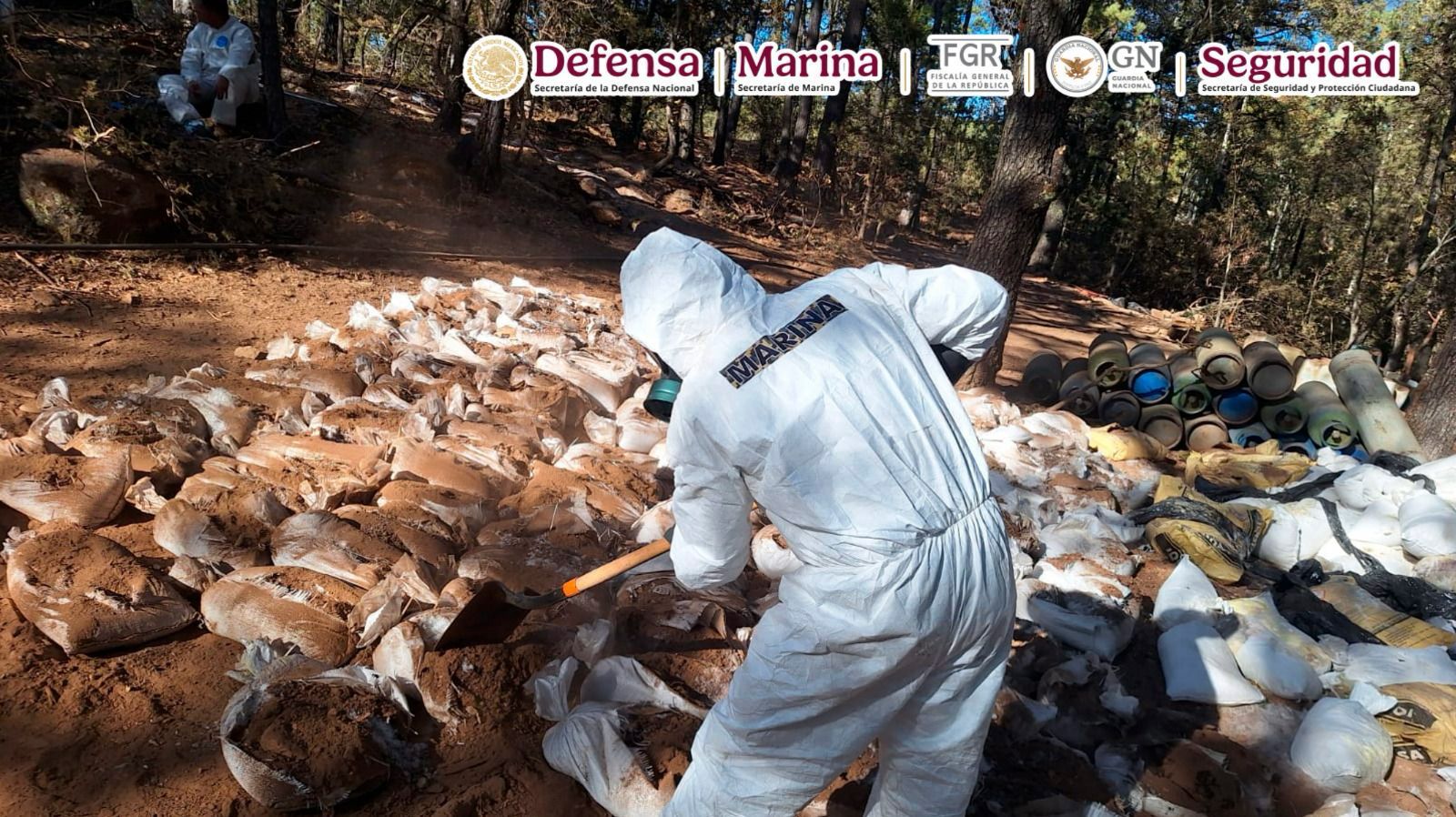 Aseguran mega laboratorio clandestino y sustancias químicas para metanfetamina en Zacatecas.