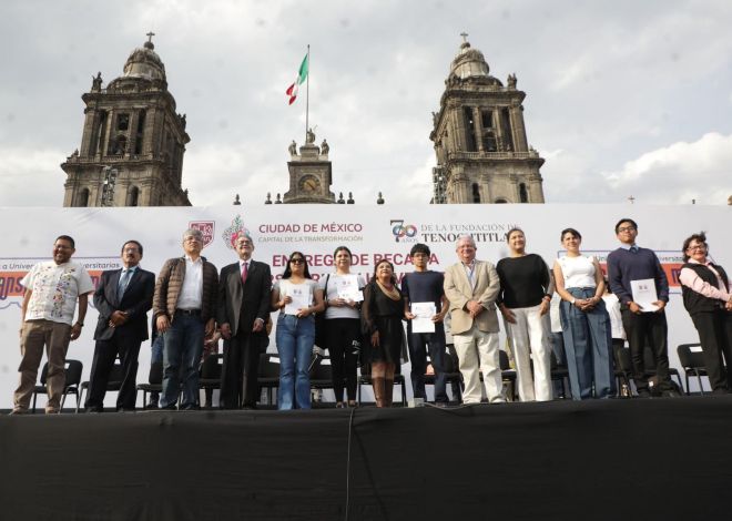 Clara Brugada entrega 45 mil becas para transporte a estudiantes universitarios de la CDMX