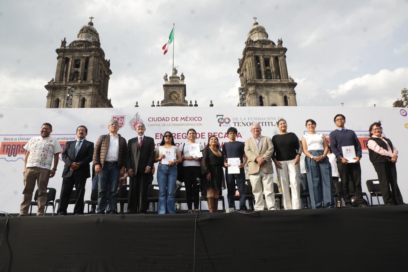 Clara Brugada entrega 45 mil becas para transporte a estudiantes universitarios de la CDMX