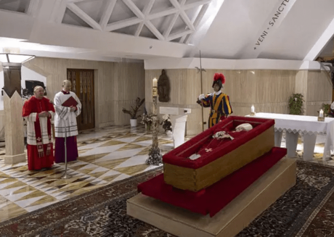 El Vaticano revela las primeras imágenes del papa Francisco en su féretro y confirma detalles del funera