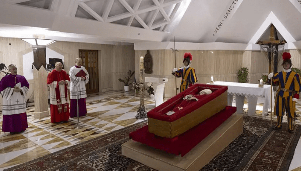 El Vaticano revela las primeras imágenes del papa Francisco en su féretro y confirma detalles del funera