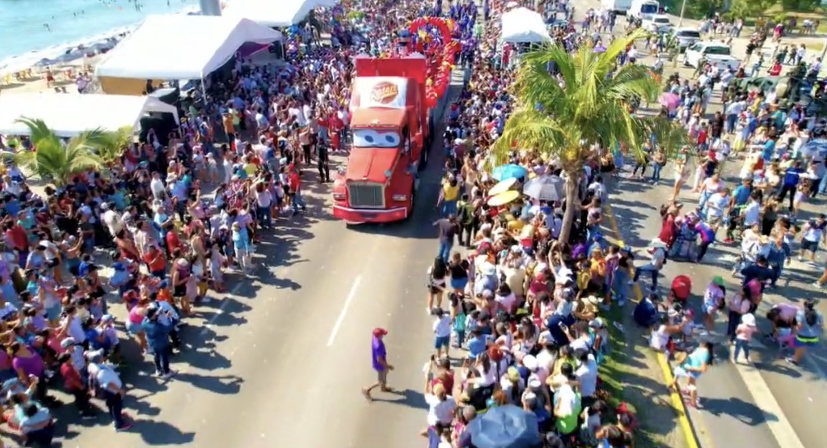 Acapulco celebra el Día de la Niña y el Niño con un espectacular desfile de globos gigantes