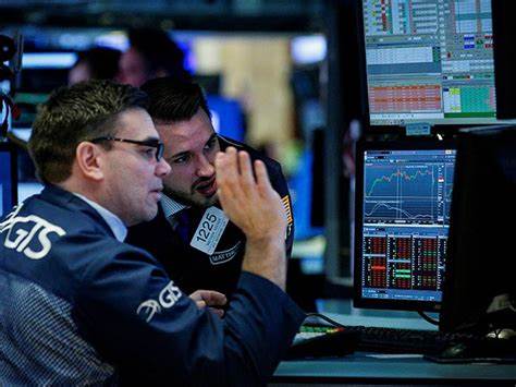 Temores por guerra comercial golpean al peso y bolsas globales; semana cierra con fuertes pérdidas