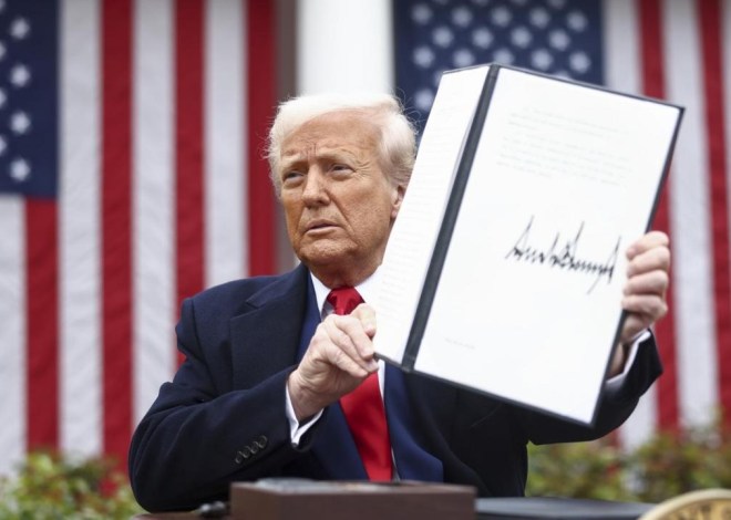 Anuncia Trump aranceles para Cambodia 49%, China 34%, Europa 20%, México y Canadá 10%.