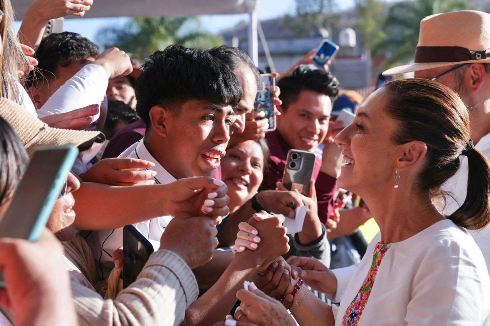 EN ZINAPÉCUARO, MICHOACÁN, PRESIDENTA CLAUDIA SHEINBAUM DA BANDERAZO DE SALIDA A COSECHANDO SOBERANÍA PARA AUMENTAR LA PRODUCCIÓN EN MÉXICO