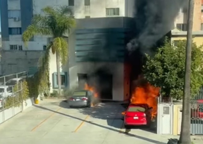 Tres vehículos se incendian en el despacho del ex fiscal Central Hiram Sánchez