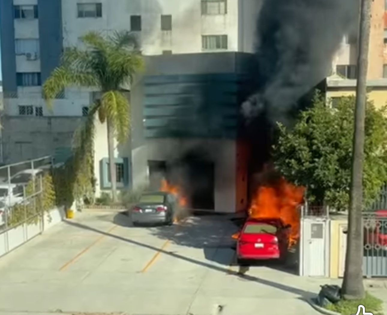 Tres vehículos se incendian en el despacho del ex fiscal Central Hiram Sánchez