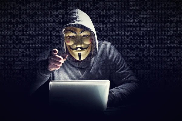 Anonymous, hacker que denunció abusos y fraudes de Elon Musk, es un empleado de seguridad nacional de EU, ahora presunto traidor
