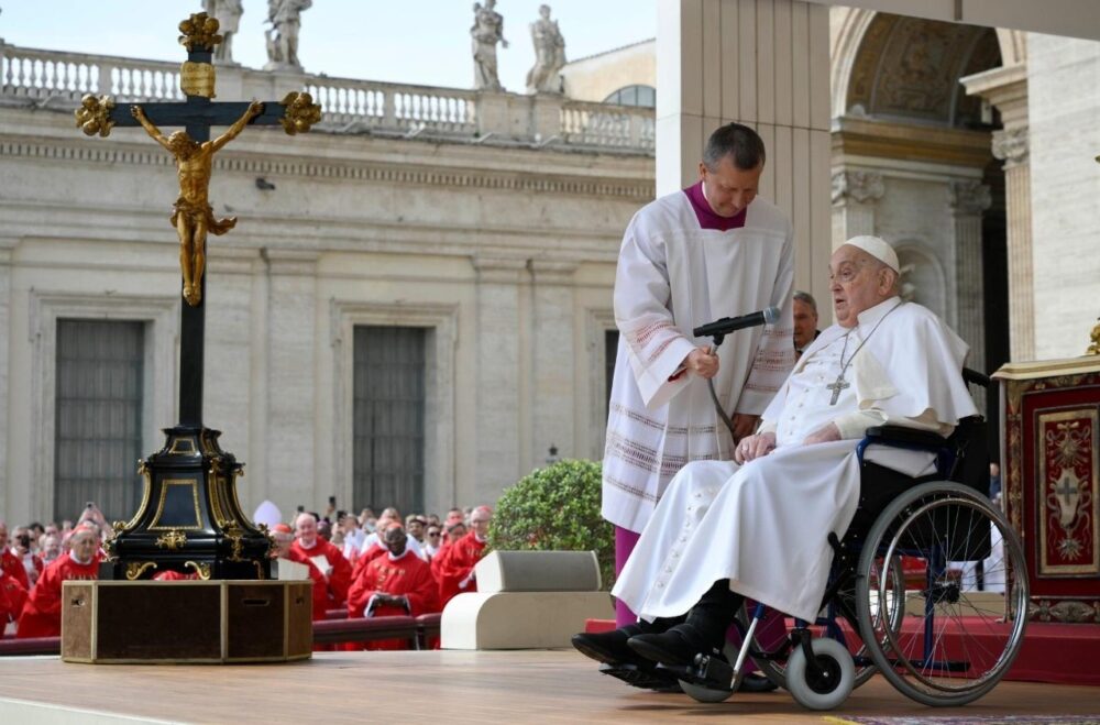 Aparece por sorpresa el Papa Francisco en la Plaza de San Pedro este domingo