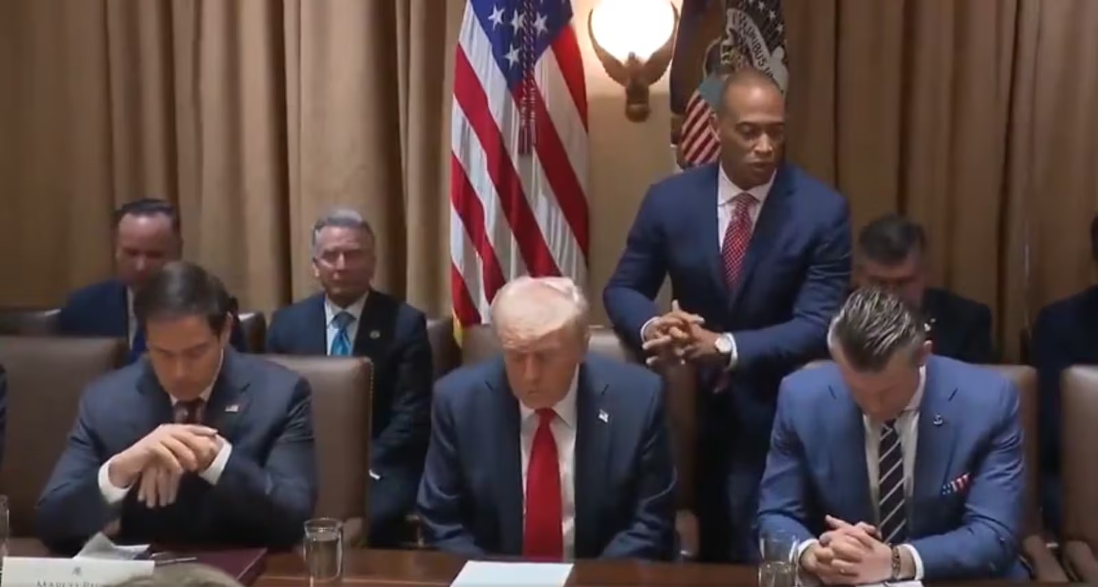 Recortará Trump la nómina y gastos de su gobierno, para bajar de tres un billón de dólares el déficit de EEUU.