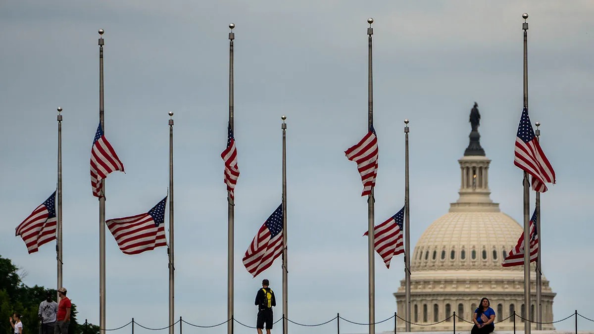Ordena Trump ondear bandera de EEUU a media asta por la muerte del Papa Francisco