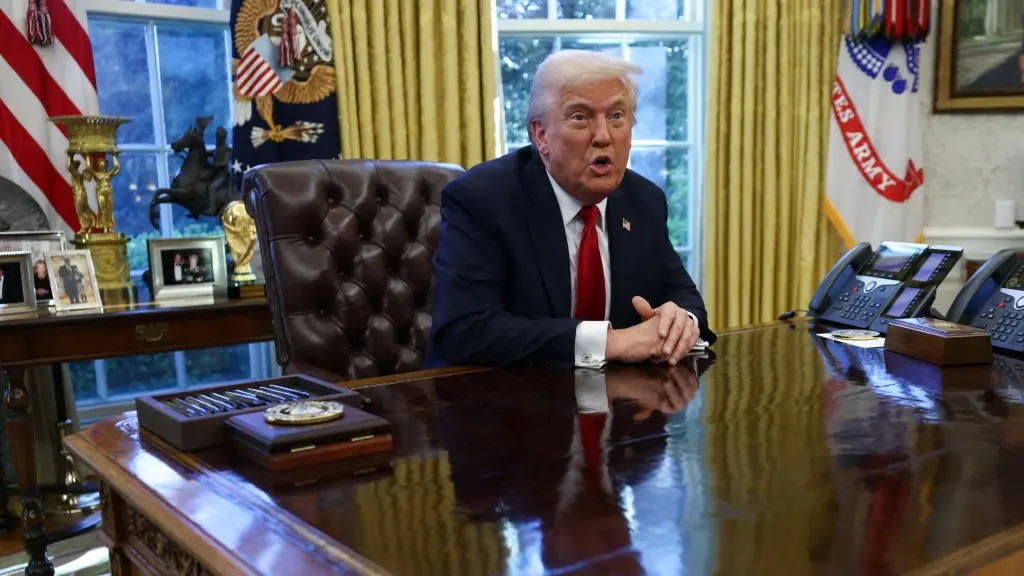 Cumplirá Trump amenaza de quitar fondos y cerrar las radiodifusoras públicas PBS y NPR