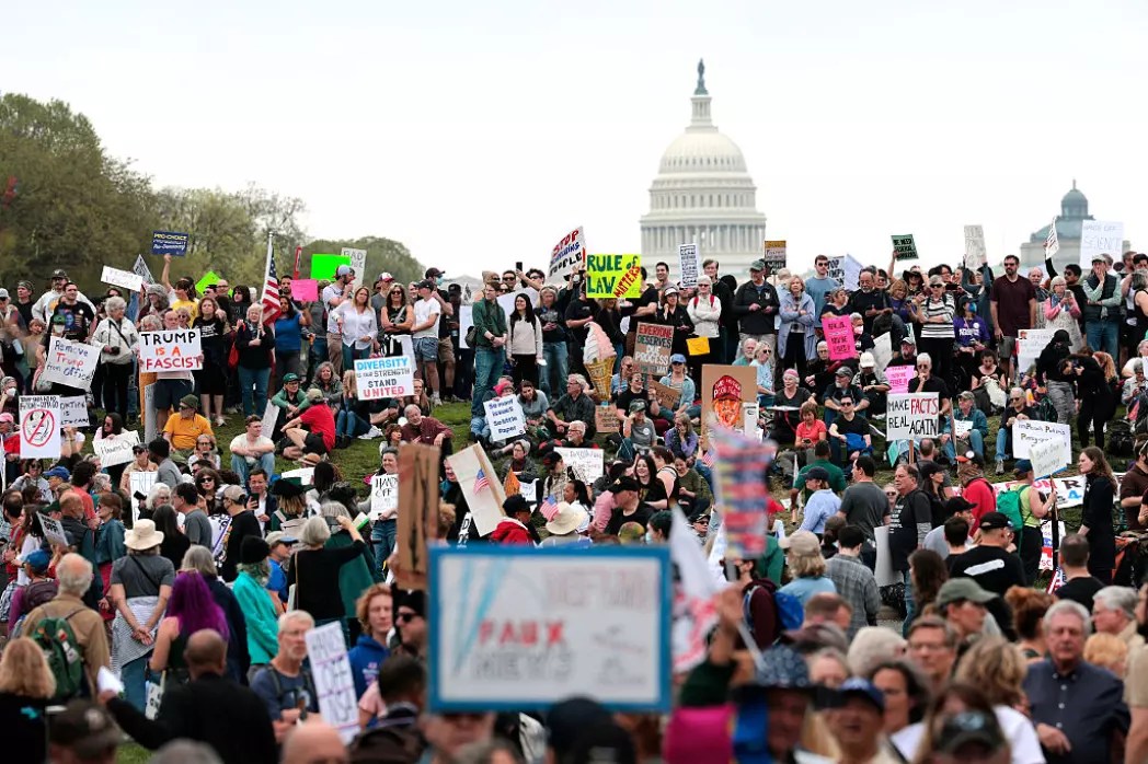 Miles protestan contra Trump y Musk en una jornada de movilizaciones nacionales