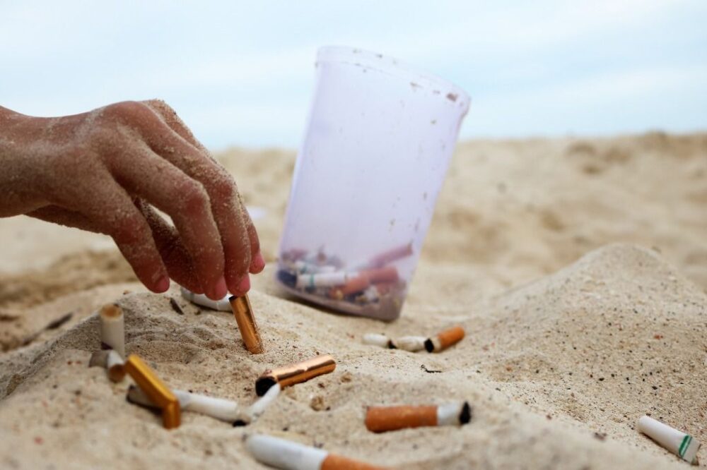 Adiós al tabaco en playas y parques: Francia prohíbe fumar en espacios públicos desde el 1 de julio