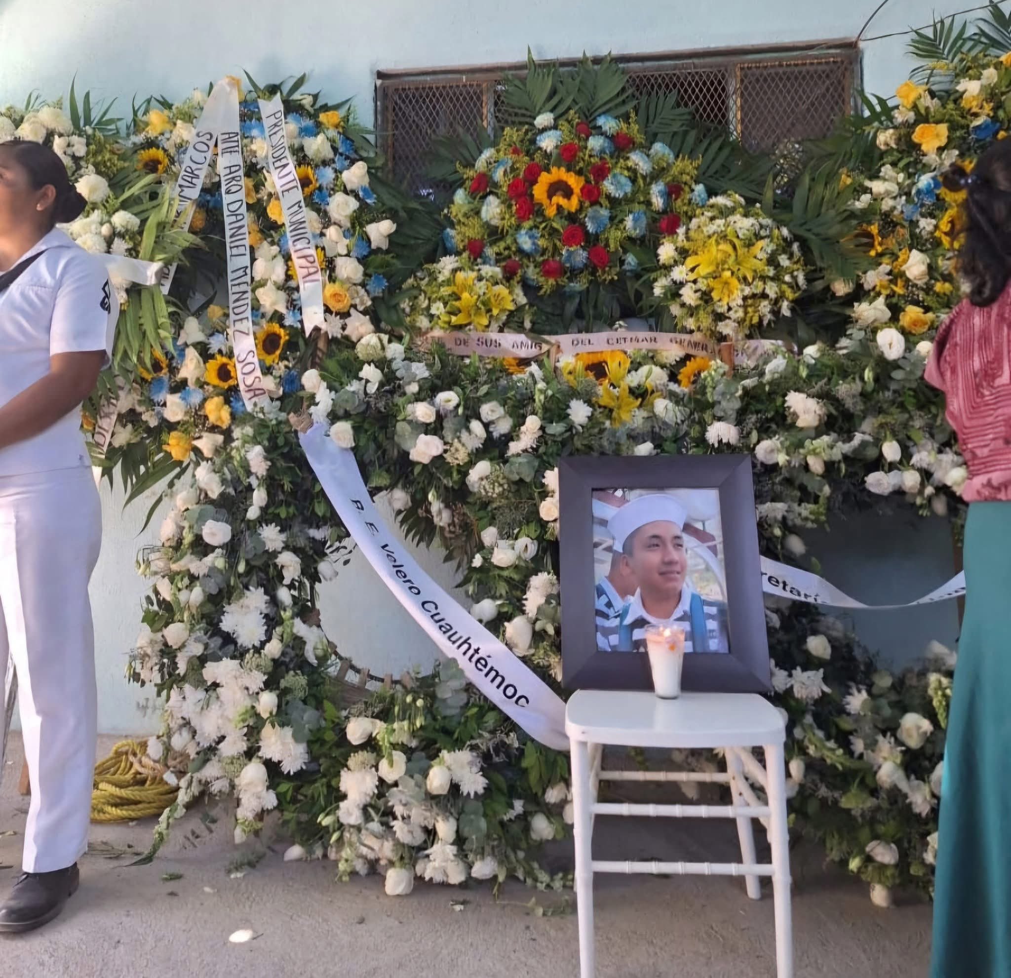 Despiden en San Mateo del Mar a Adal Jair, joven marino caído en cumplimiento del deber