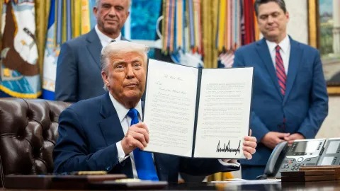 Aranceles, restricciones y revisiones para farmacéuticas extranjeras, anuncia Donald Trump
