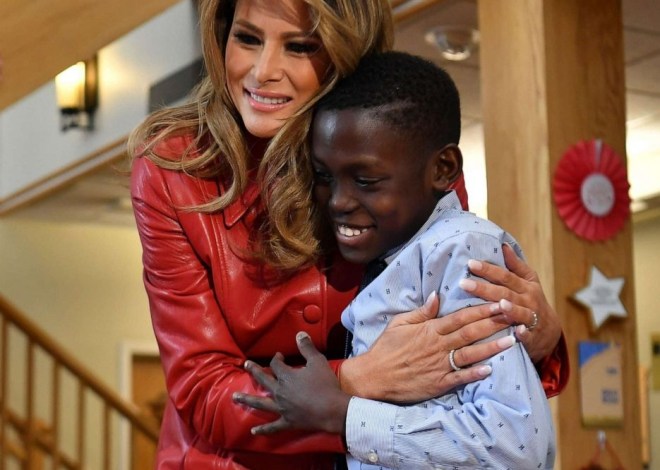 Autorizan 25 millones de dólares a Melania Trump para apoyo a menores del sistema de acogida