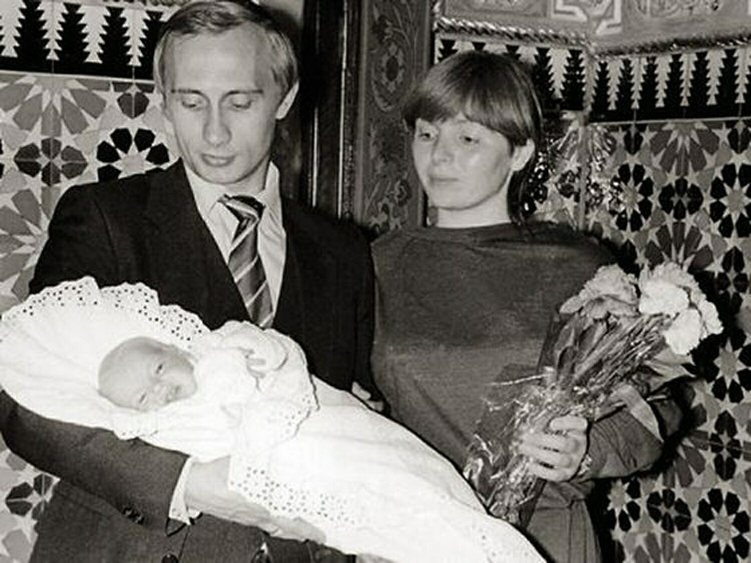 Gobierno de Putin paga a adolescentes para tener hijos: BBC