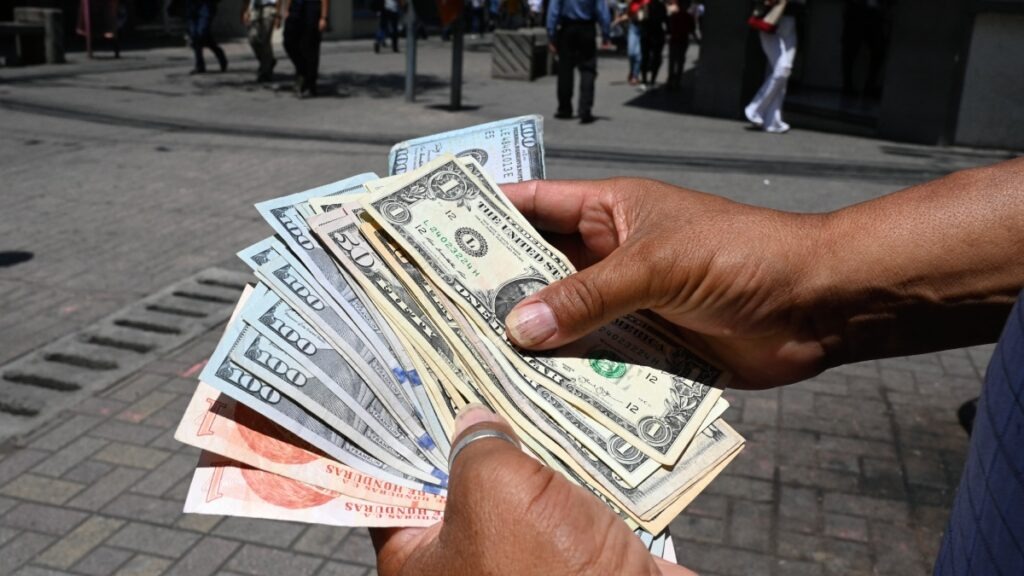 Aprueban representantes de EEUU aplicar un impuesto a remesas del 3.5% y no del 5%.
