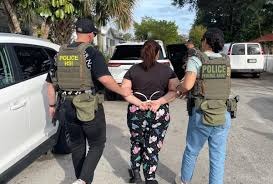 En dos días el ICE detuvo y deportó a 50 migrantes al salir de sus audiencias en 9 ciudades de EEUU