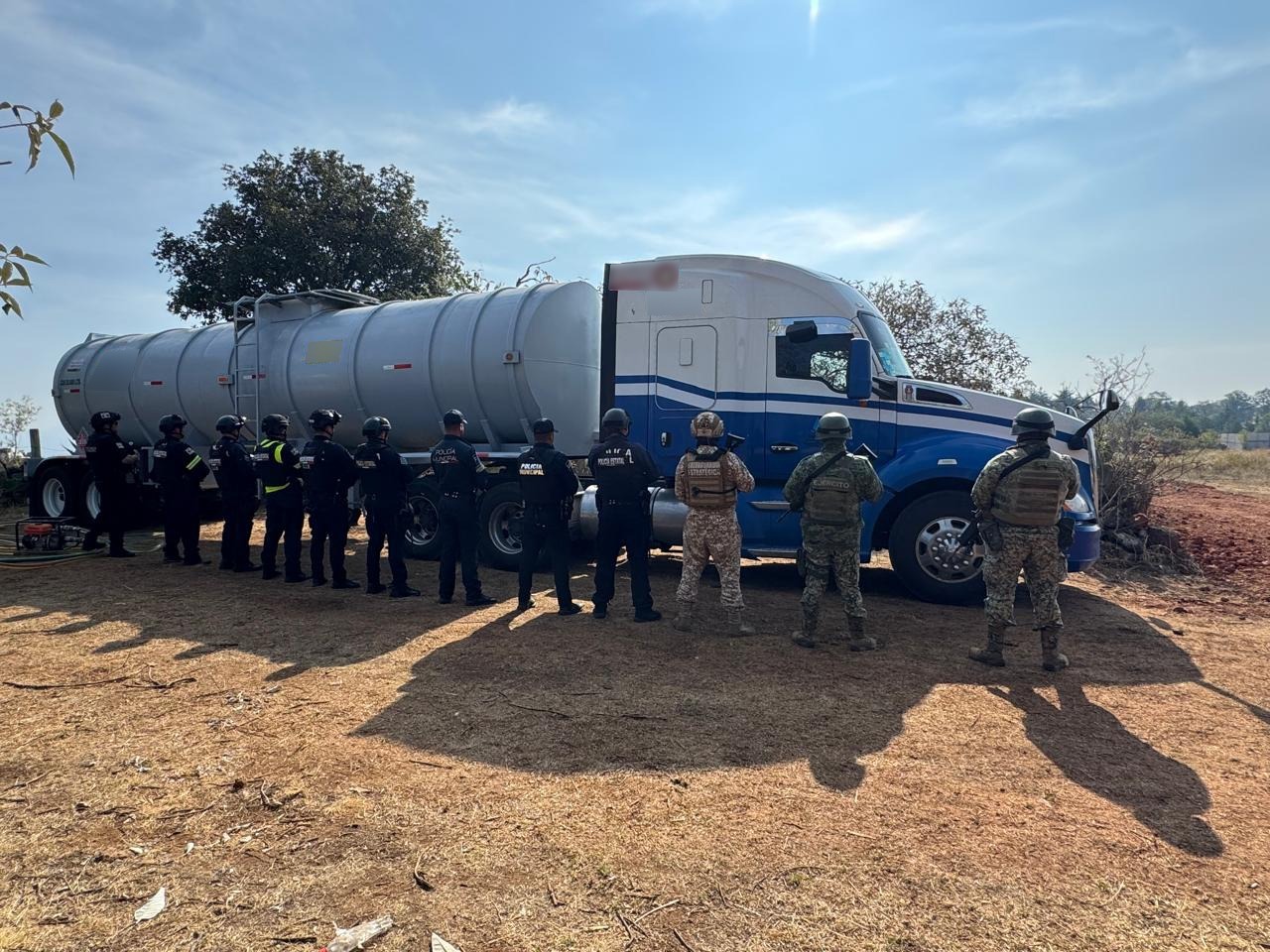 Aseguran tractocamiones con diésel en el Edomex tras denuncia anónima