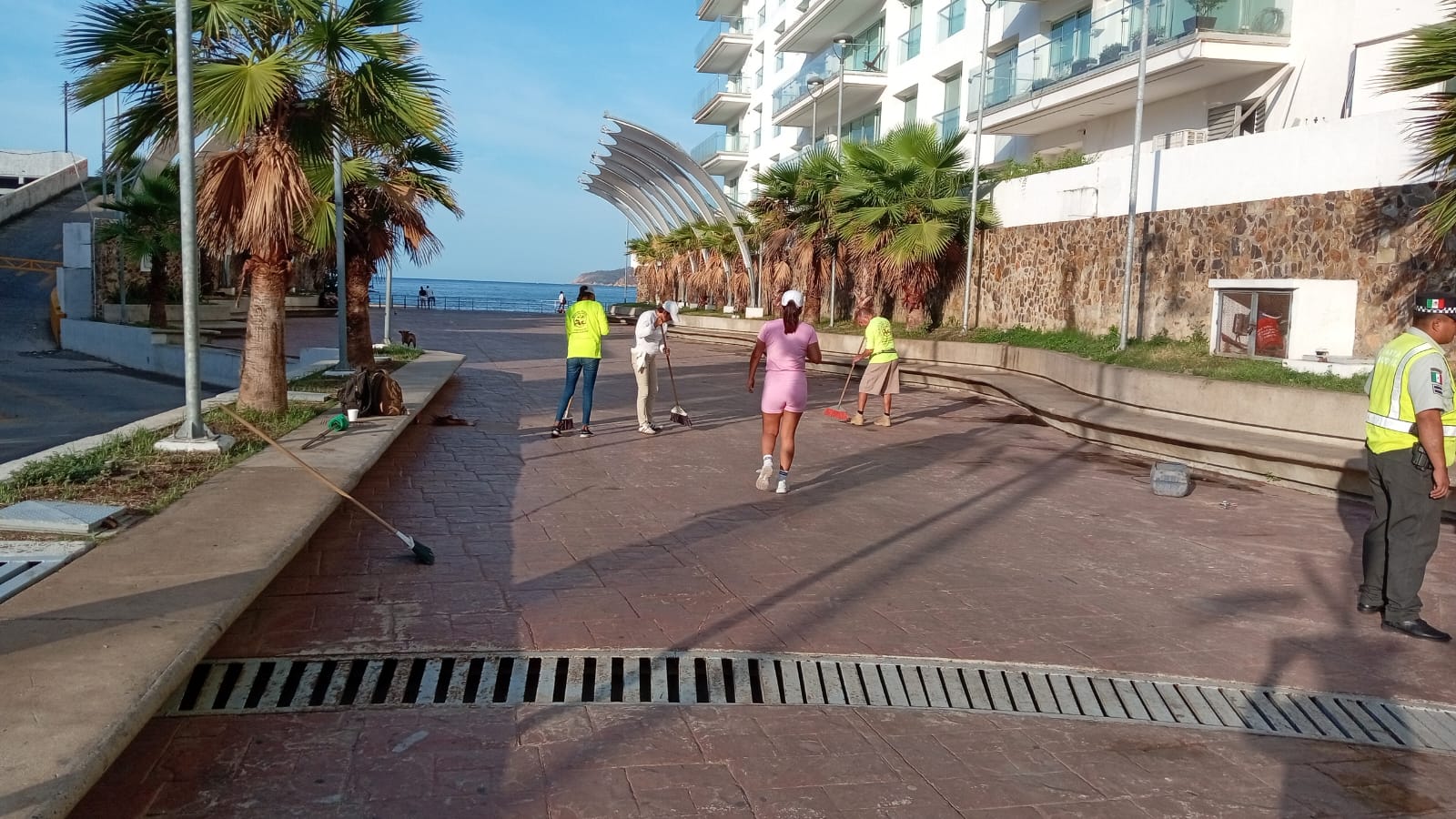 El gobierno del estado continúa con labores de limpieza en playas de Acapulco
