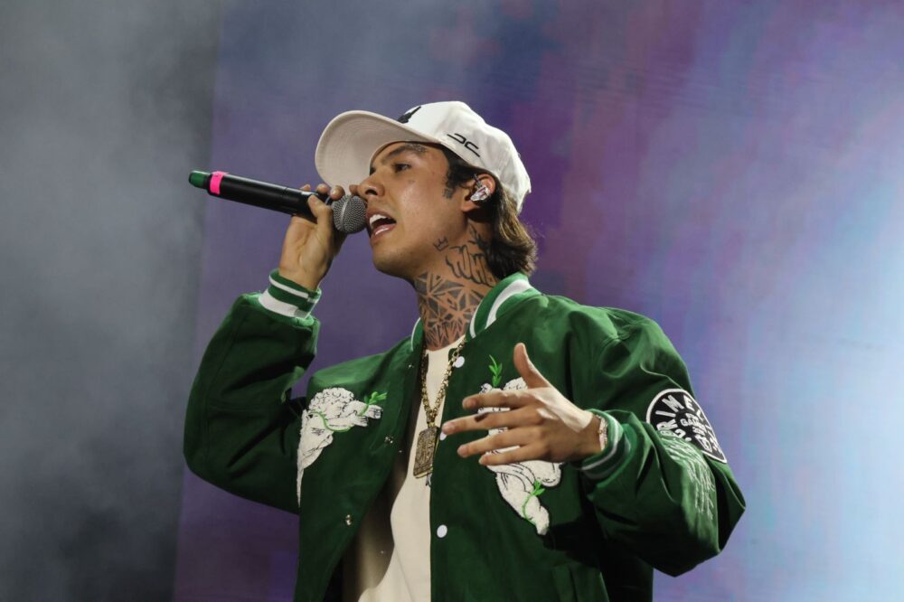 Natanael Cano desafía prohibición y canta corridos tumbados en Aguascalientes