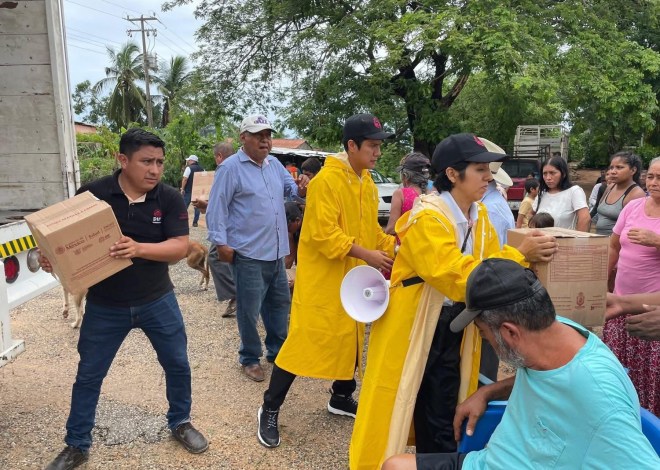 DIF Guerrero Lleva Apoyos a Familias Afectadas por el Huracán Erick en Costa Chica