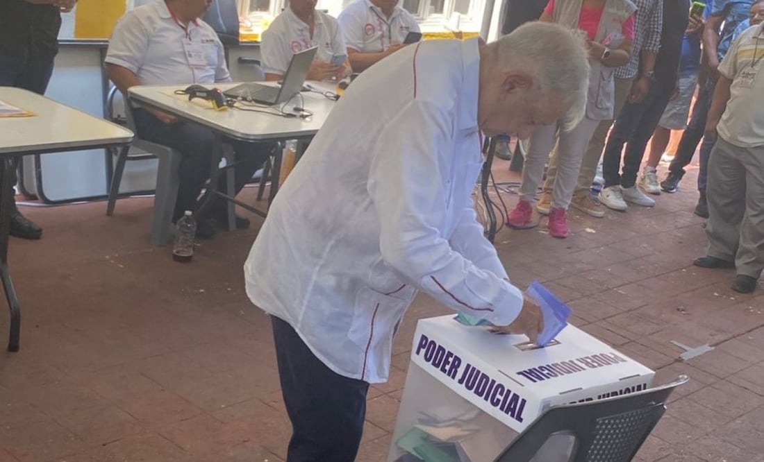 Desde Chiapas, AMLO emite su voto en elección judicial