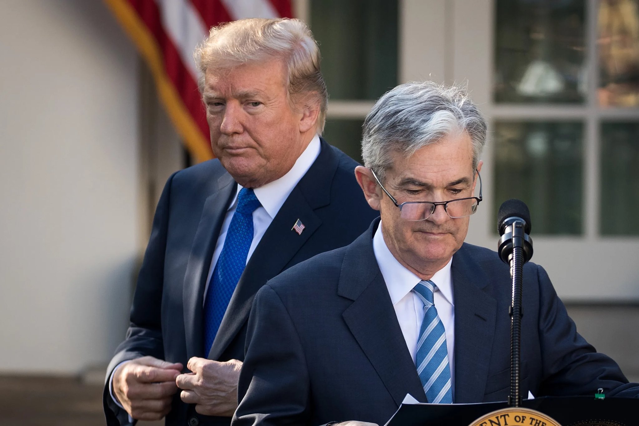 Pide Trump a la Fed bajar tasas de interés
