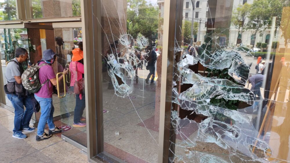 Protesta de la CETEG se torna violenta: vandalizan sede de la Secretaría del Bienestar en Reforma