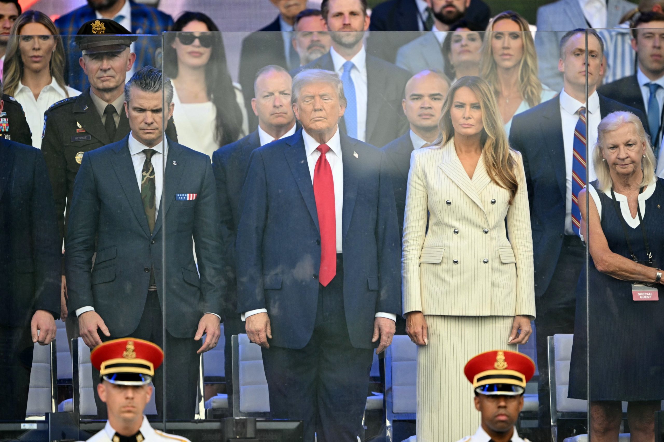 Protestas empañan celebración del 250 aniversario del Ejército de EE. UU. y cumpleaños de Trump