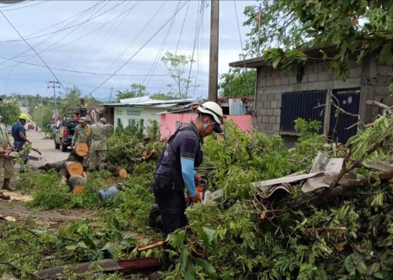 Siguen Trabajos en Costa Chica tras Huracán Erick