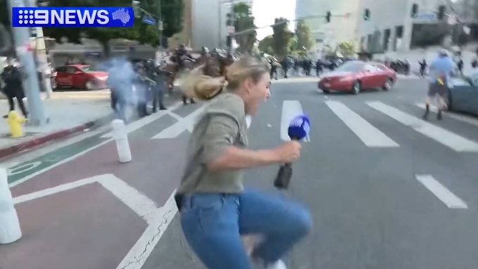 Periodista Lauren Tomasi es herida por bala de goma durante protesta en Los Ángeles