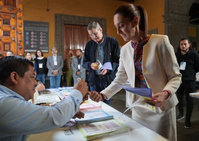Claudia Sheinbaum emite su voto en la histórica elección del Poder Judicial