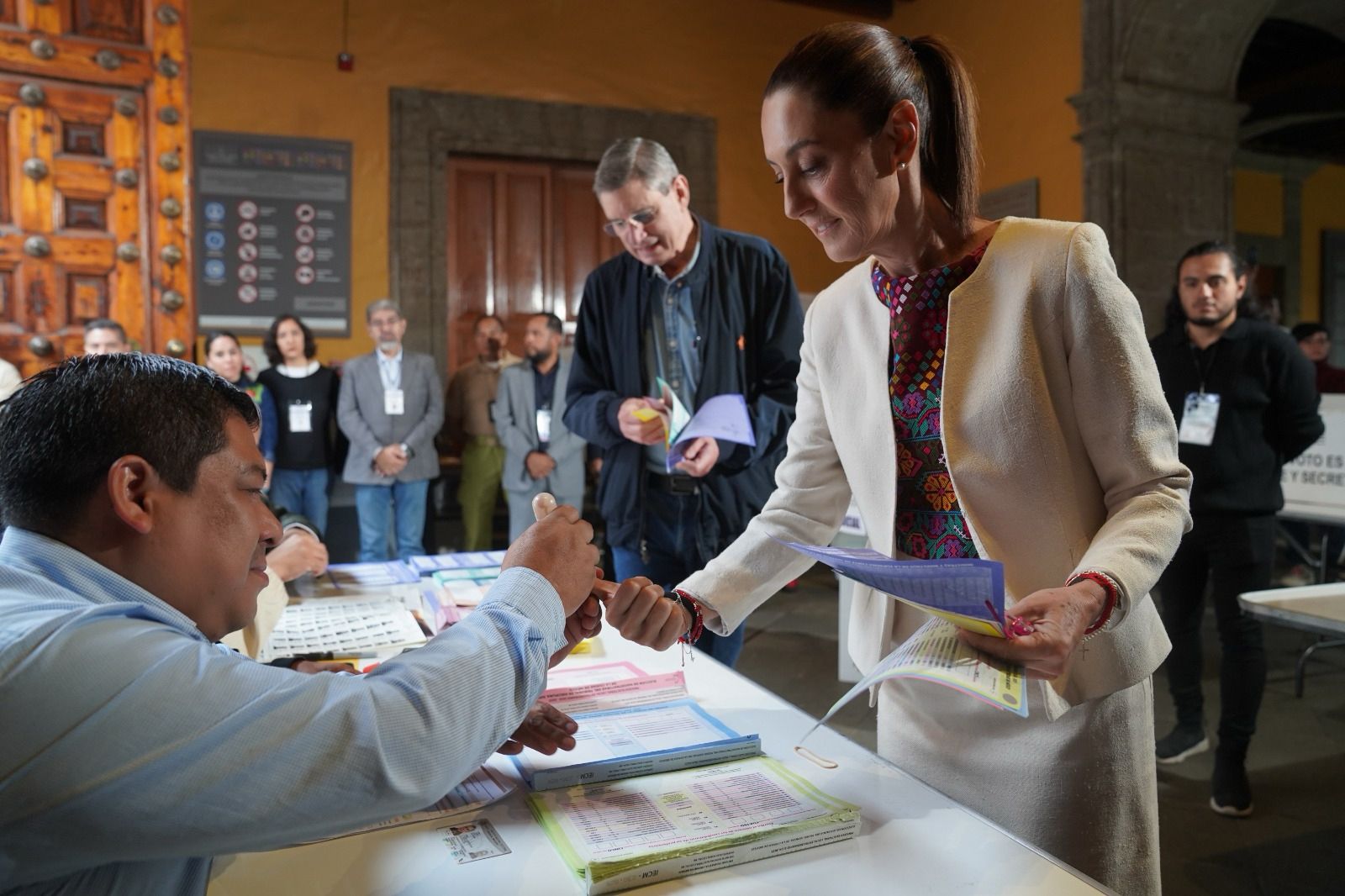 Claudia Sheinbaum emite su voto en la histórica elección del Poder Judicial