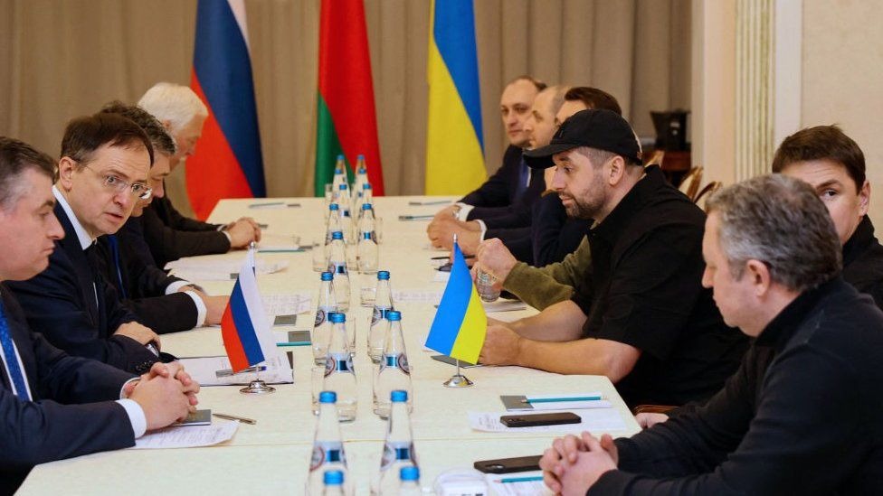 Entre acusaciones mutuas, inicia la segunda ronda de conversaciones entre Rusia y Ucrania.