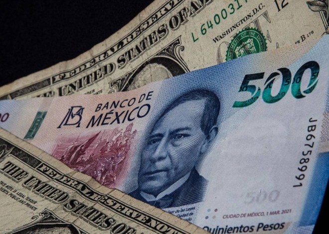Cae el peso frente al dólar por conflicto en Medio Oriente