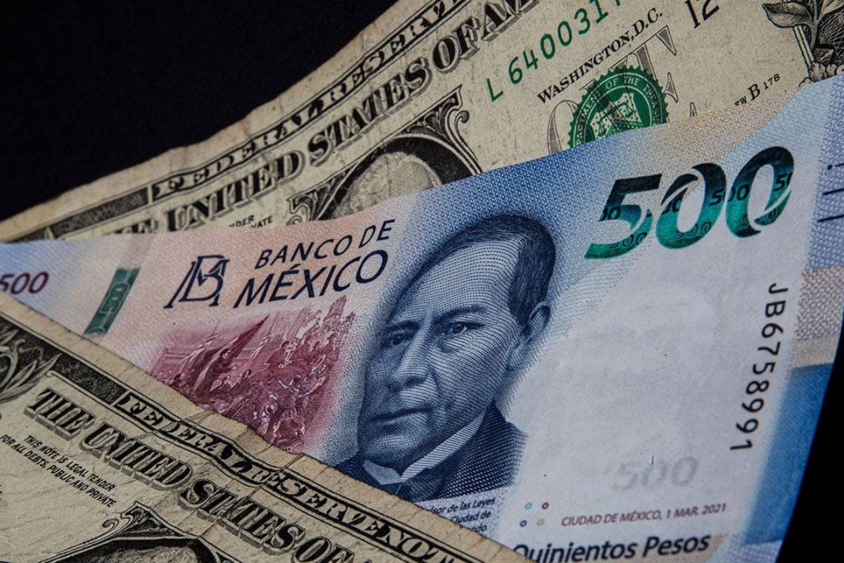 Cae el peso frente al dólar por conflicto en Medio Oriente