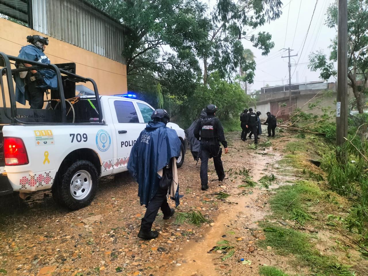 Policía Estatal refuerza apoyo en Ometepec tras lluvias por huracán Erick