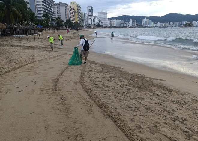 Inician labores de limpieza en playas de Acapulco por instrucciones de la gobernadora Evelyn Salgado