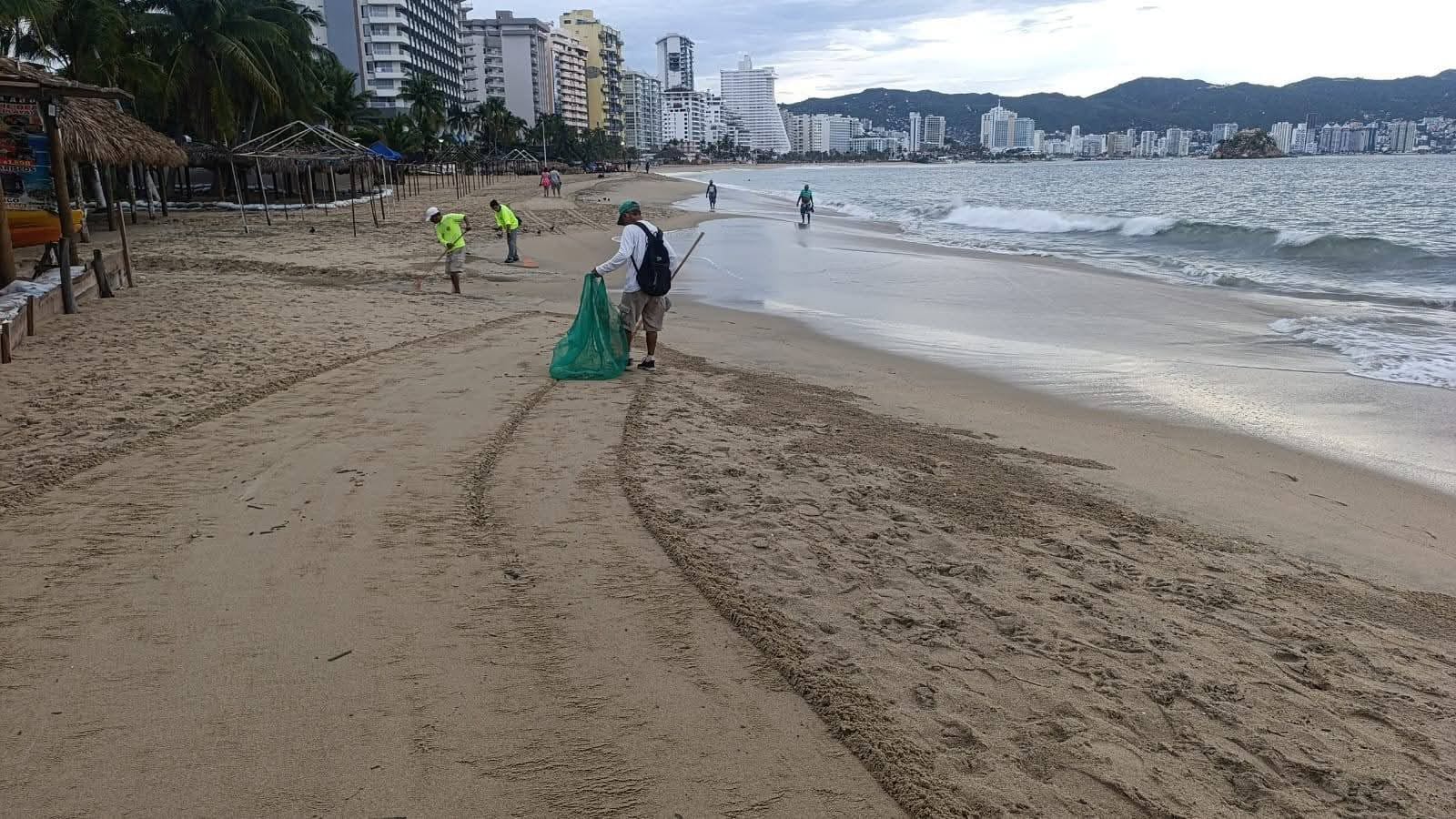 Inician labores de limpieza en playas de Acapulco por instrucciones de la gobernadora Evelyn Salgado
