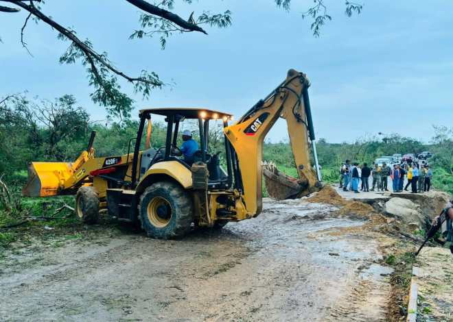 Brigadas atienden vías en Costa Chica por instrucción de la gobernadora Evelyn Salgado