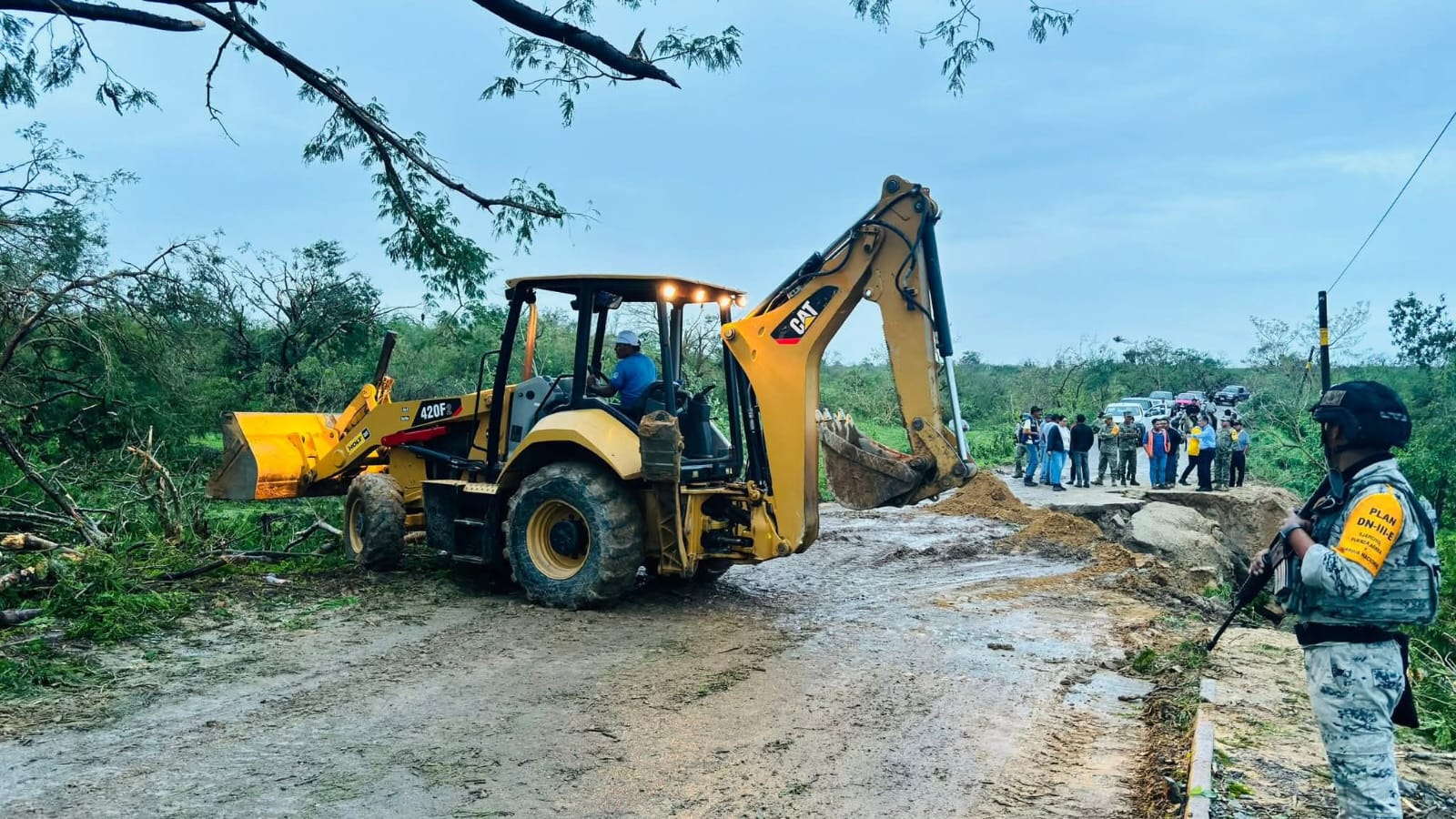 Brigadas atienden vías en Costa Chica por instrucción de la gobernadora Evelyn Salgado
