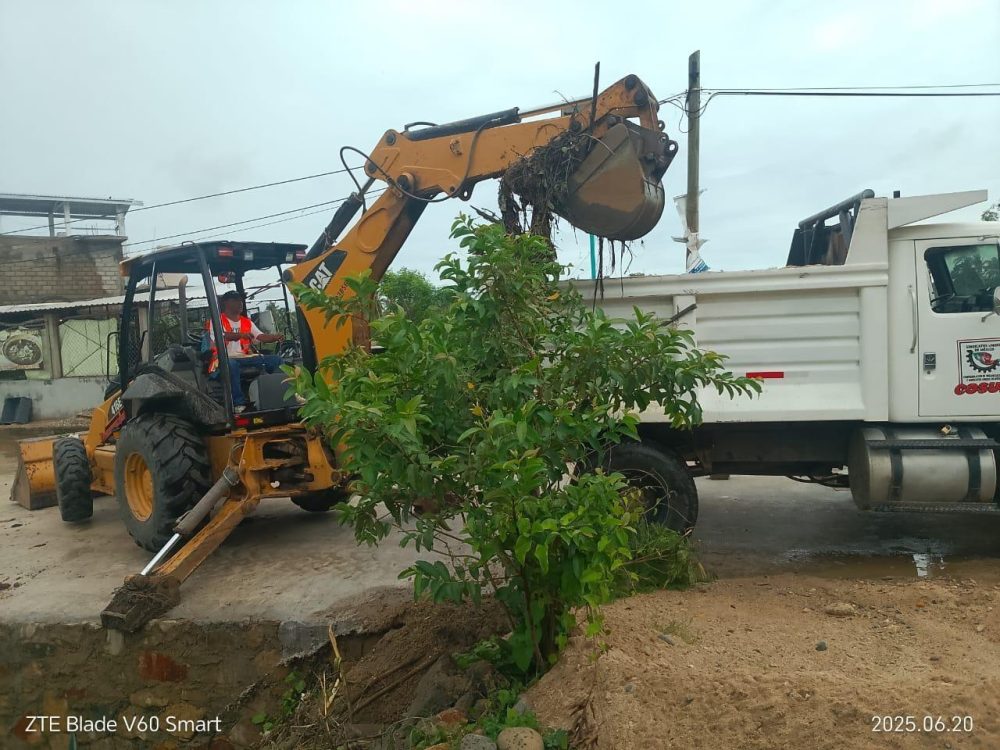 Refuerzan limpieza de caminos en Marquelia tras paso del huracán Erick