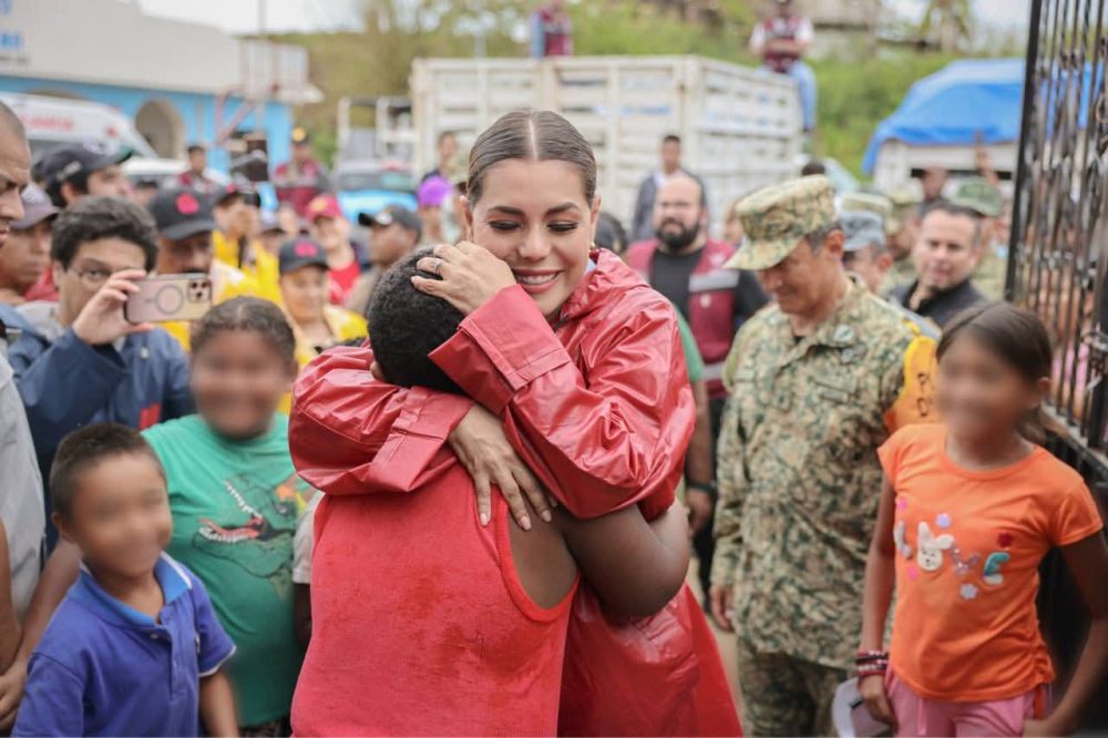 Evelyn Salgado recorre Costa Chica y entrega ayuda a damnificados por huracán Erick
