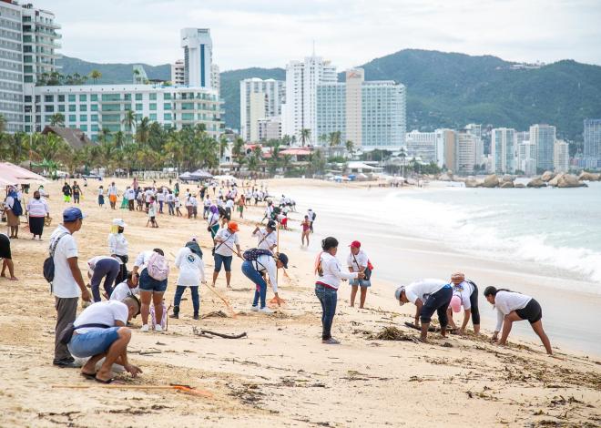 Gobierno de Guerrero en coordinación con Fonatur Infraestructura y el sector turístico, refuerzan las labores de limpieza en las playas de Acapulco