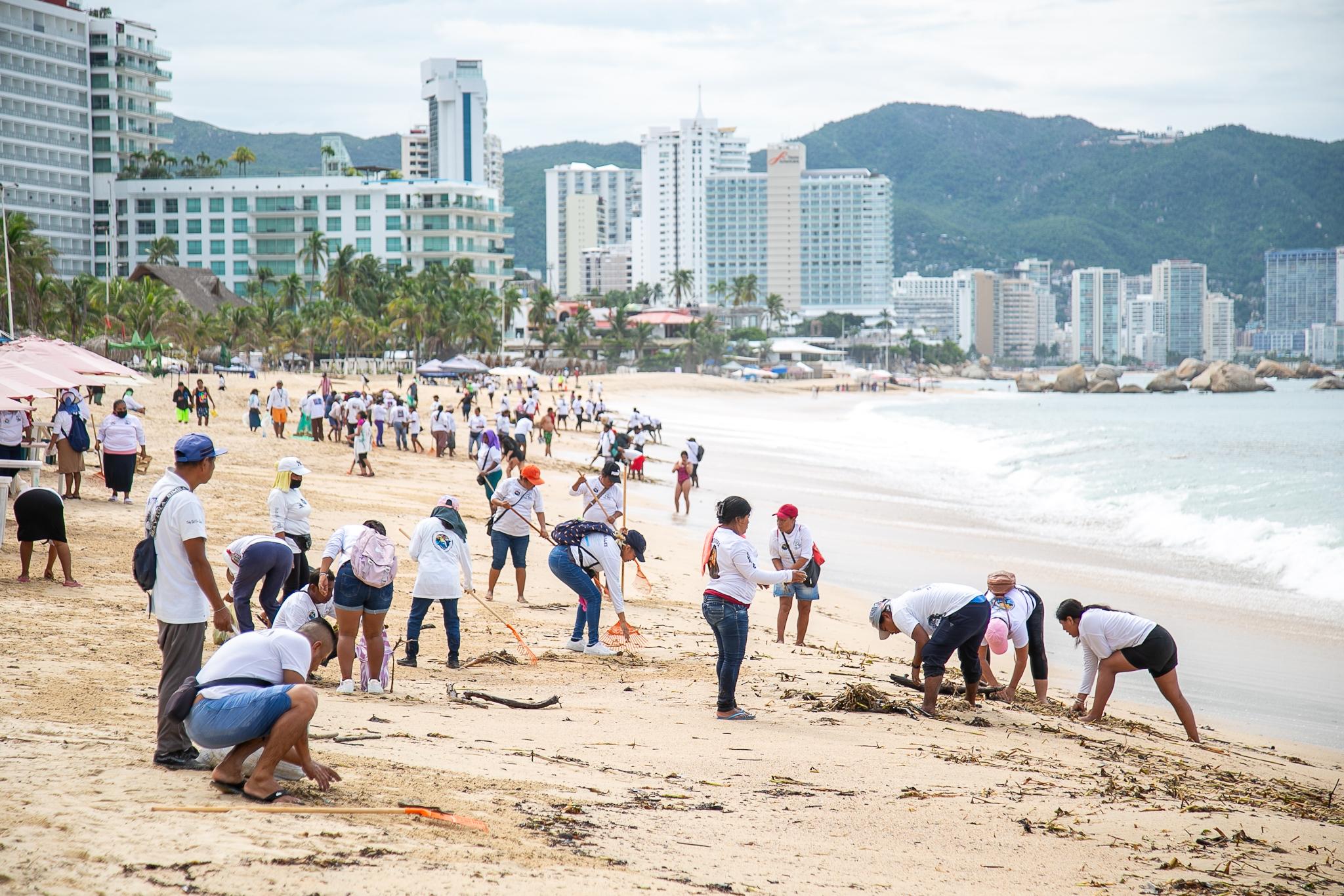 Gobierno de Guerrero en coordinación con Fonatur Infraestructura y el sector turístico, refuerzan las labores de limpieza en las playas de Acapulco