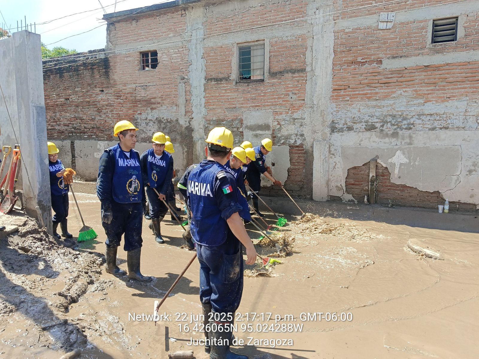Marina sigue sumando esfuerzos en el estado de Oaxaca, con la entrega de 1,030 despensas en los municipios de Pinotepa Nacional y Juchitán, tras el paso del huracán “Erick”