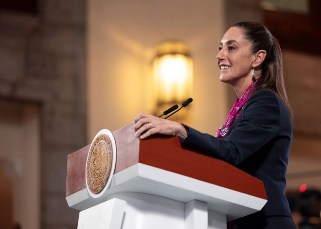 Sheinbaum firma decretos para facilitar movilidad docente y congelar edad de jubilación